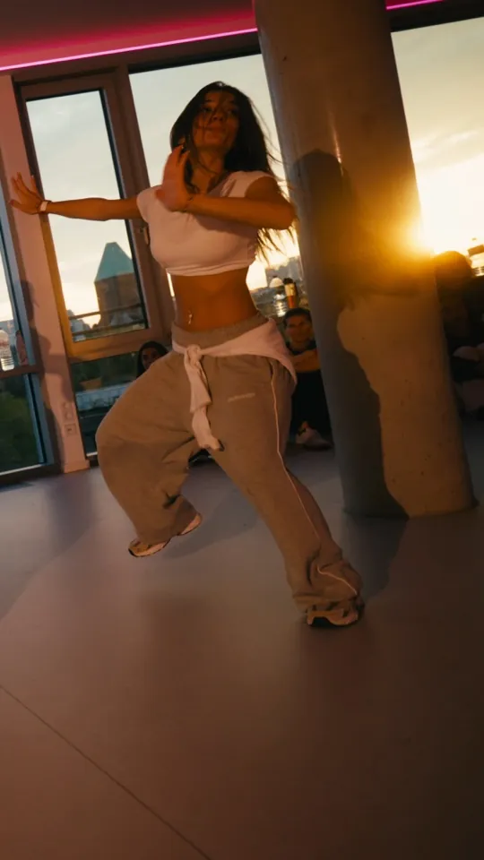 T&auml;nzerin im Gegenlicht der Abendsonne beim 360 D!Grees Event