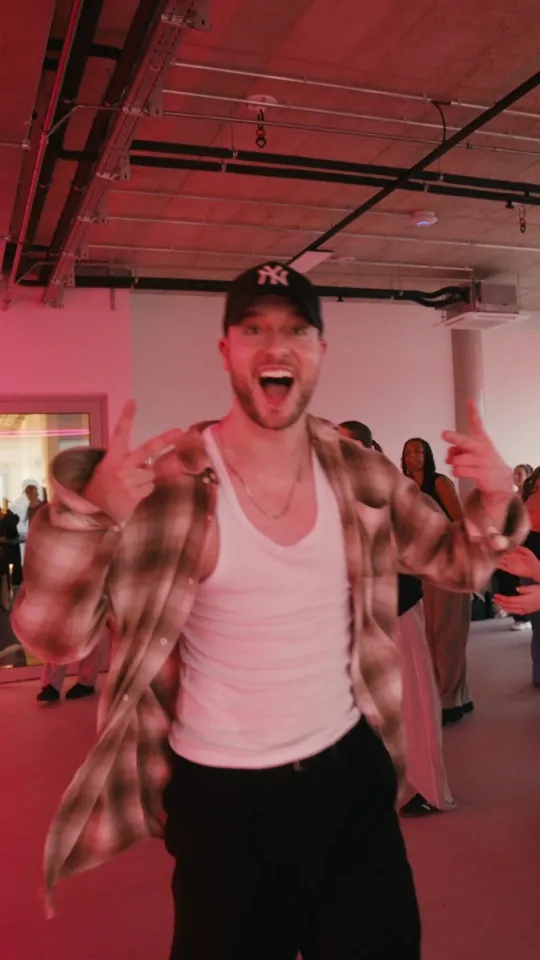 T&auml;nzer mit Cap jubelt im pinken Licht beim 360 D!Grees Event