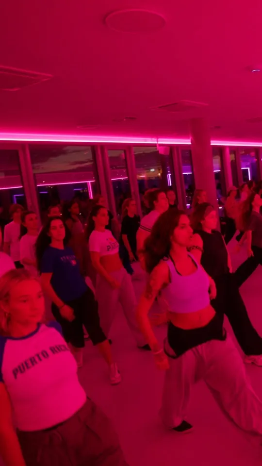 Voller Saal im pinken Licht beim 360 D!Grees Event