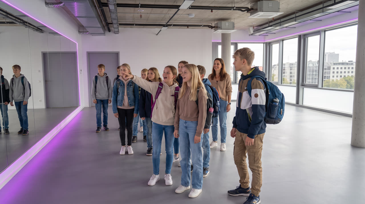 Eine Schulklasse kommt beim Wandertag im D!’s Studio an und staunt über die Spiegelwand