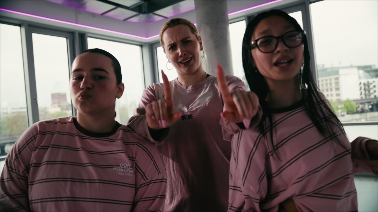 Drei Coaches der D!’s Dance School posieren dicht an der Kamera im Studio